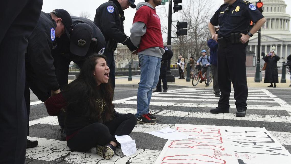Manifestantes a favor de proteger a los Dreamers son arrestados cerca del Capitolio de Washington, mientras bloqueaban una calle, el 1 de marzo. Docenas de jóvenes indocumentados y activistas cruzaron seis estados a pie, en 15 días, en apoyo a una medida de protección para los Dreamers.