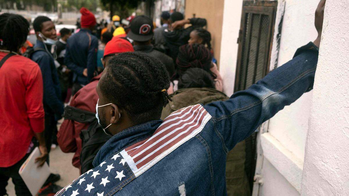 Inmigrantes haitianos hacen fila para inscribirse en la Comisión Mexicana de Ayuda a Refugiados (Comar), el miércoles 6 de octubre de 2021 en Tijuana, estado de Baja California, México.