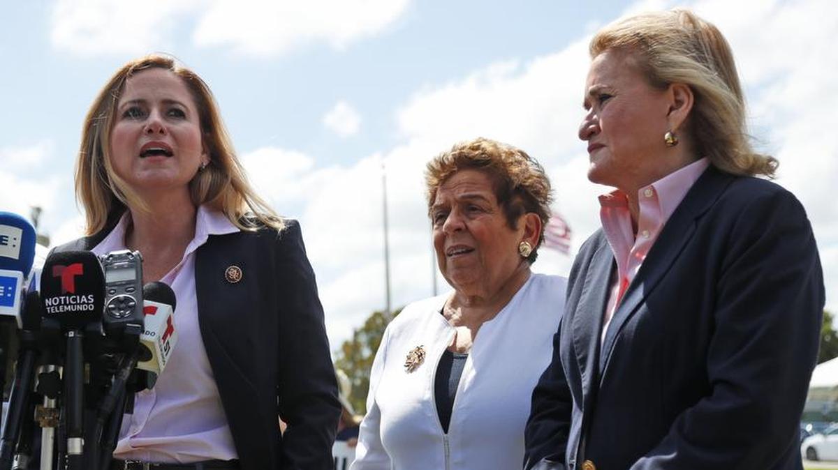 La congresista demócrata de Florida, Debbie Mucarsel-Powell (centro), da declaraciones a los medios tras visitar el pasado martes un centro para niños inmigrantes en Homestead. La acompañan los congresistas demócratas Joaquín Castro (Texas, der.), Donna Shalala (Florida) y Sylvia García (Texas).