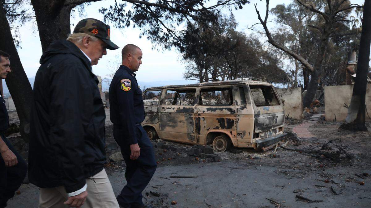 El presidente Donald Trump visita un área destrozada por los incendios en Dume Drive en Malibu, California, el 27 de noviembre.