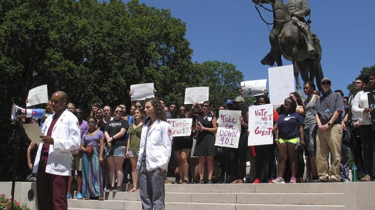 Estudiantes de la Universidad de Tennessee piden que se quite de un parque de Memphis la estatua del general confederado Nathan Bedford Forrest, que fue líder del Ku Klux Klan.