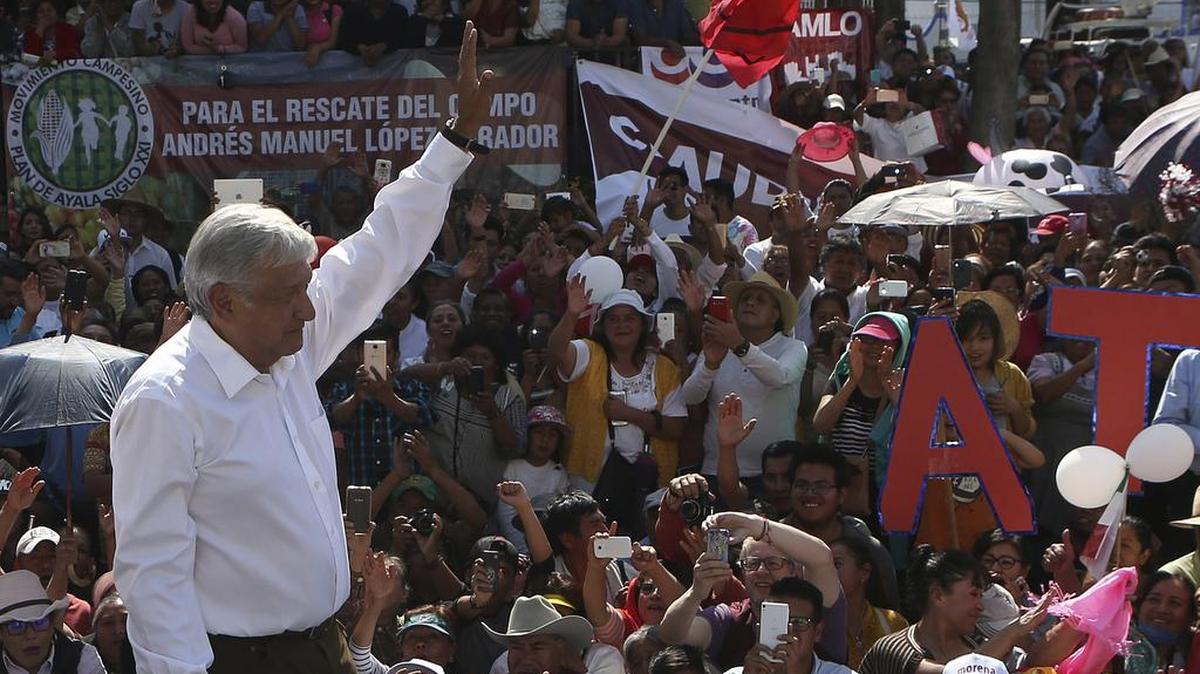 El candidato presidencial Andrés Manuel López Obrador, del partido MORENA, saluda al público en un acto de su campaña en Ciudad de México, el 20 de abril.