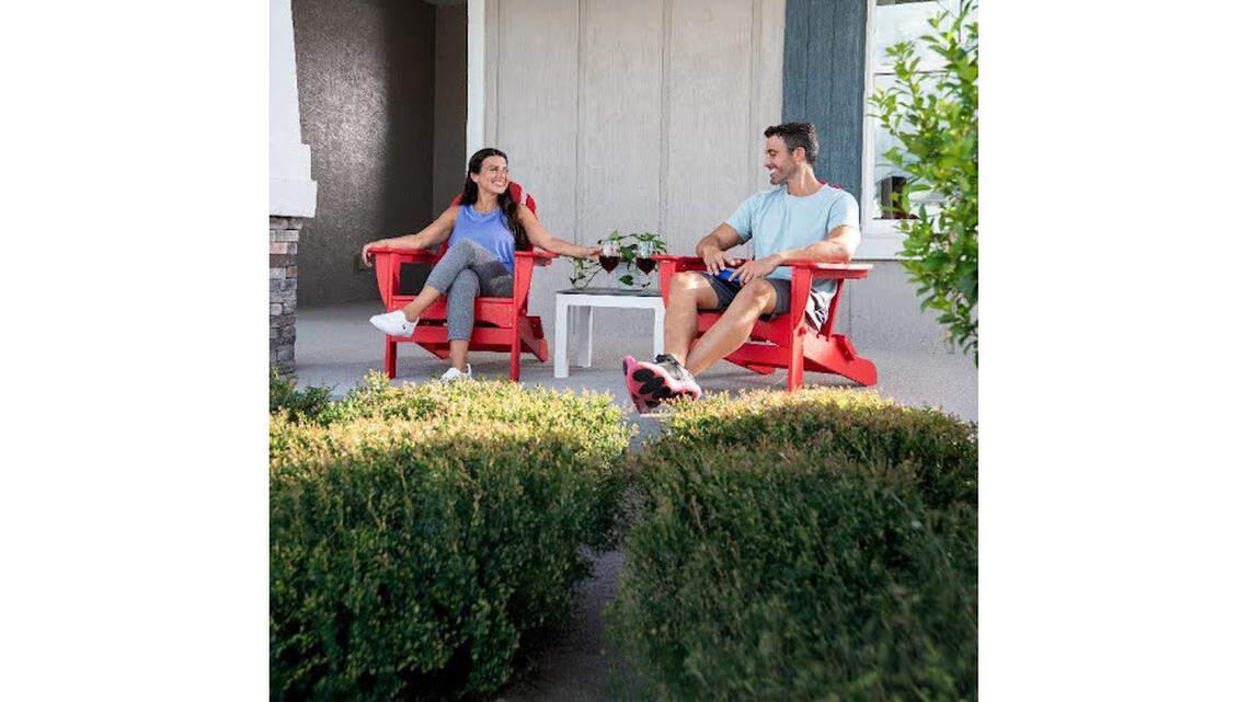 Experimente una vida excepcional en Chestnut Grove con bajas cuotas mensuales de HOA