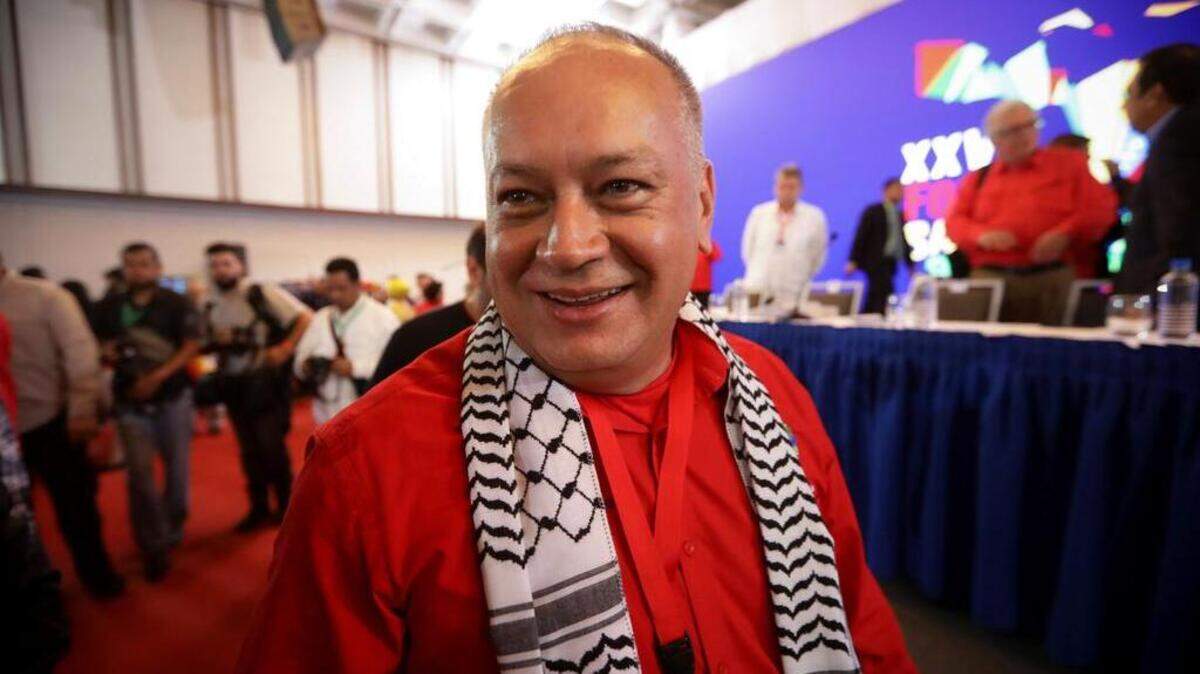 AME856. CARACAS (VENEZUELA), 25/07/2019.- El primer vicepresidente del gobernante Partido Socialista Unido de Venezuela (PSUV) y principal promotor del evento, Diosdado Cabello, participa del acto de instalación de la XXV edición del Foro de Sao Paulo este jueves, en Caracas (venezuela). La XXV edición del Foro de Sao Paulo subió este jueves el telón en Caracas con el apoyo tácito al Gobierno del chavista Nicolás Maduro y los frecuentes llamados a liberar al expresidente brasileño Luiz Inácio “Lula” Da Silva, a quien consideraron un “preso político del capitalismo”. Esta primera jornada comenzó con poco público, pero fue ganando ritmo conforme se incorporaron las delegaciones invitadas y cerró el día con un multitudinario acto, en el que estuvieron en primera fila los líderes del chavismo. EFE/ Rayner Peña