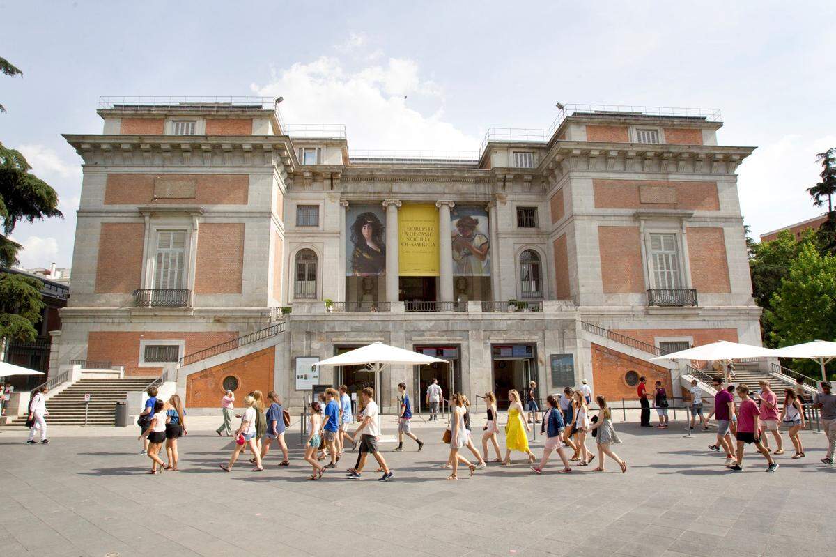 Madrid acoge tres museos de fama mundial que reúnen más de 36,000 obras y que los visitan cerca de una decena de millones de turista. En la imagen la entrada al Museo de El Prado.