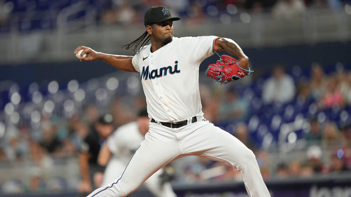 El abridor de los Marlins Edward Cabrera lanza en el primer inning del partido ante los Filis de Filadelfia, celebrado el 31 de julio de 2023 en Miami.
