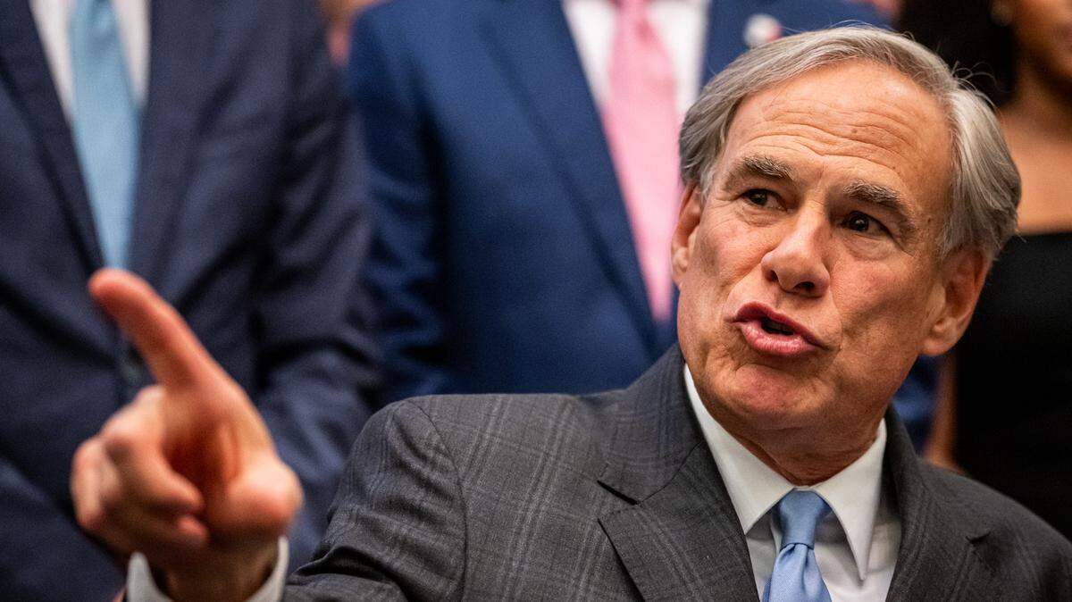 El gobernador de Texas, el republicano Greg Abbott, sostuvo que el fallo del juez aplica de manera permanente para Texas, donde hay cerca de 73,000 estudiantes indocumentados en educación superior. En la foto, Abbott participa en un evento en el Capitolio de Texas, en Austin, el 14 de mayo de 2025.