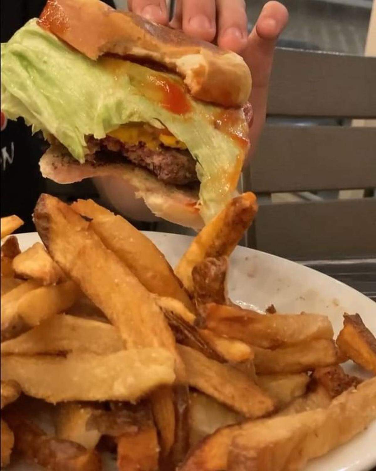 Si estás en el distrito MiMo, y pasas por Blue Collar será imposible que te resistas al aroma abrumador de las papas fritas caseras del lugar.