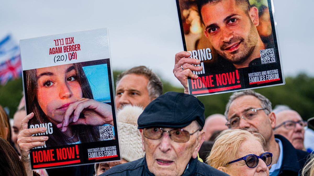 Personas sostienen retratos de rehenes que piden su liberación durante la manifestación. Treinta mil miembros de la comunidad judía de Londres se reunieron en un gran acto conmemorativo en Hyde Park para conmemorar el primer aniversario de los ataques de Hamás del 7 de octubre.
