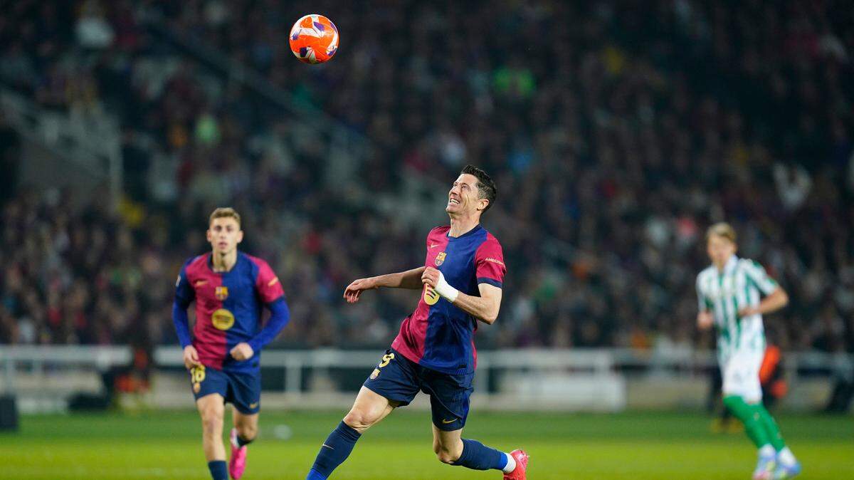 El delantero del Barcelona Robert Lewandowski, que vive una segunda juventud bajo las órdenes de Hansi Flick, debe confirmar su estatus frente a su antiguo club, el Borussia Dortmund, y llevar a su equipo a las semifinales de Liga de Campeones por primera vez desde 2019.