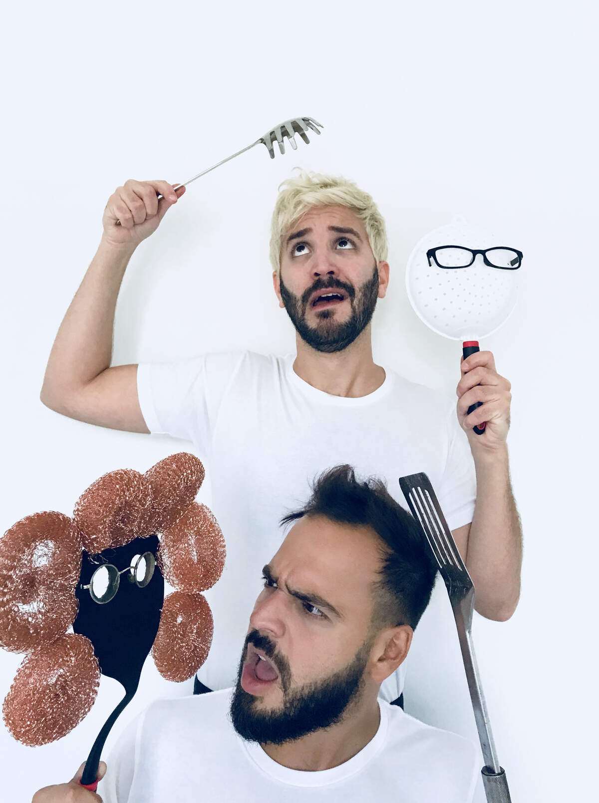 Saúl Mauricio Mendoza y Leonardo Van Schermbeek  en la comedia “En el País de la Cocina”.