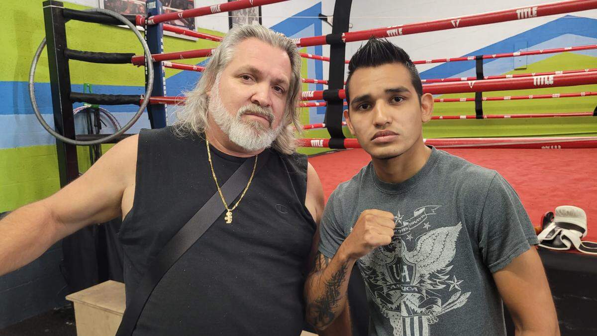 El profesor Osmiri Fernández y Melvin López en un gimnasio en Miami.