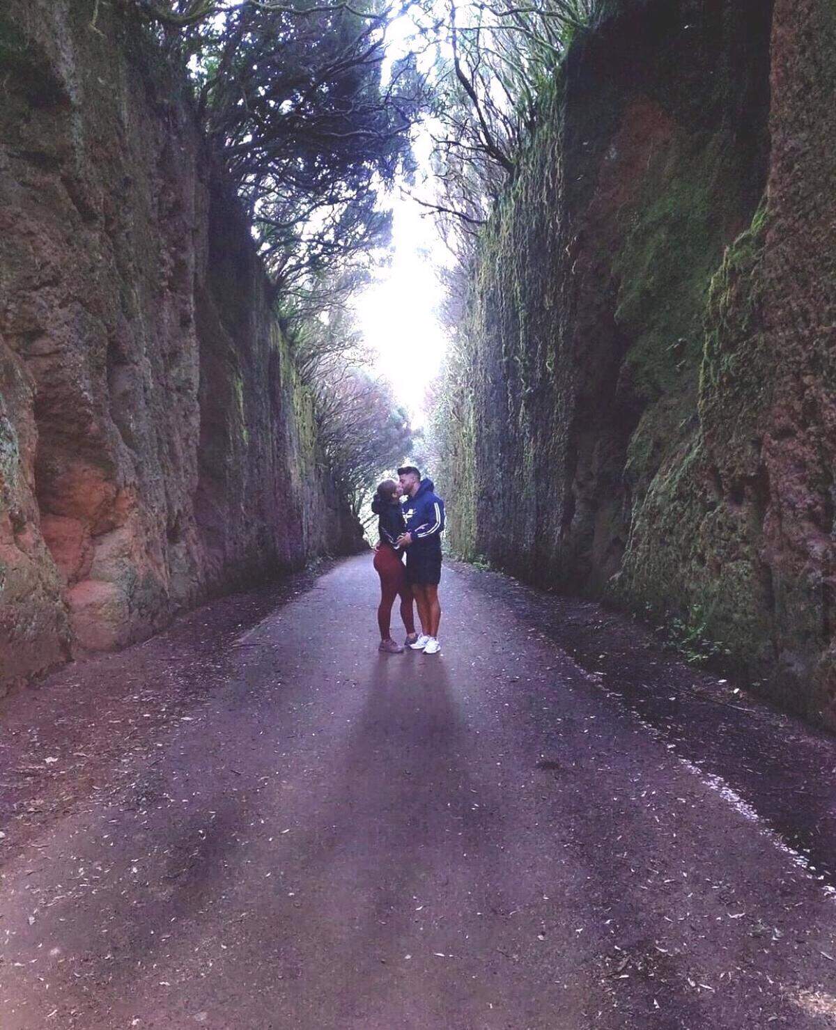 Una de las veinte rutas de senderismo que ofrece el Parque de Anaga bajo sus famosos bosques de laurisilva, Tenerife.
