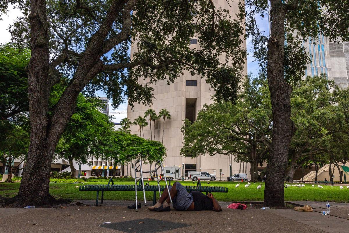 Gerardo Dezore duerme bajo unos árboles cerca de West Grounds, junto al Centro Gubernamental Stephen P. Clark, el jueves 12 de septiembre de 2024, en Miami, Florida.