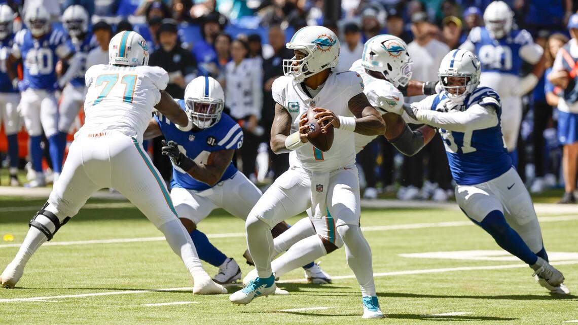 El quarterback de los Dolphins de Miami Tua Tagovailoa (1) trata de pasar el ovoide ante la defensa de los Colts, en el partido celebrado el 7 de septiembre de 2025 en el Lucas Oil Stadium en Indianápolis, Indiana.