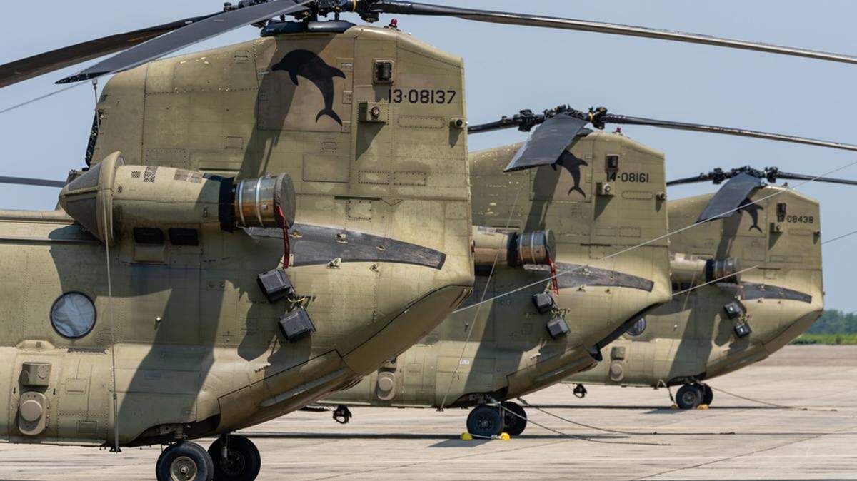 Andrews (Estados Unidos), 12/06/2025.- Helicópteros Boeing CH-47 Chinook antes del desfile por el 250º aniversario del Ejército de EE.UU., en la Base Conjunta Andrews, Maryland, Estados Unidos, el 12 de junio de 2025. 