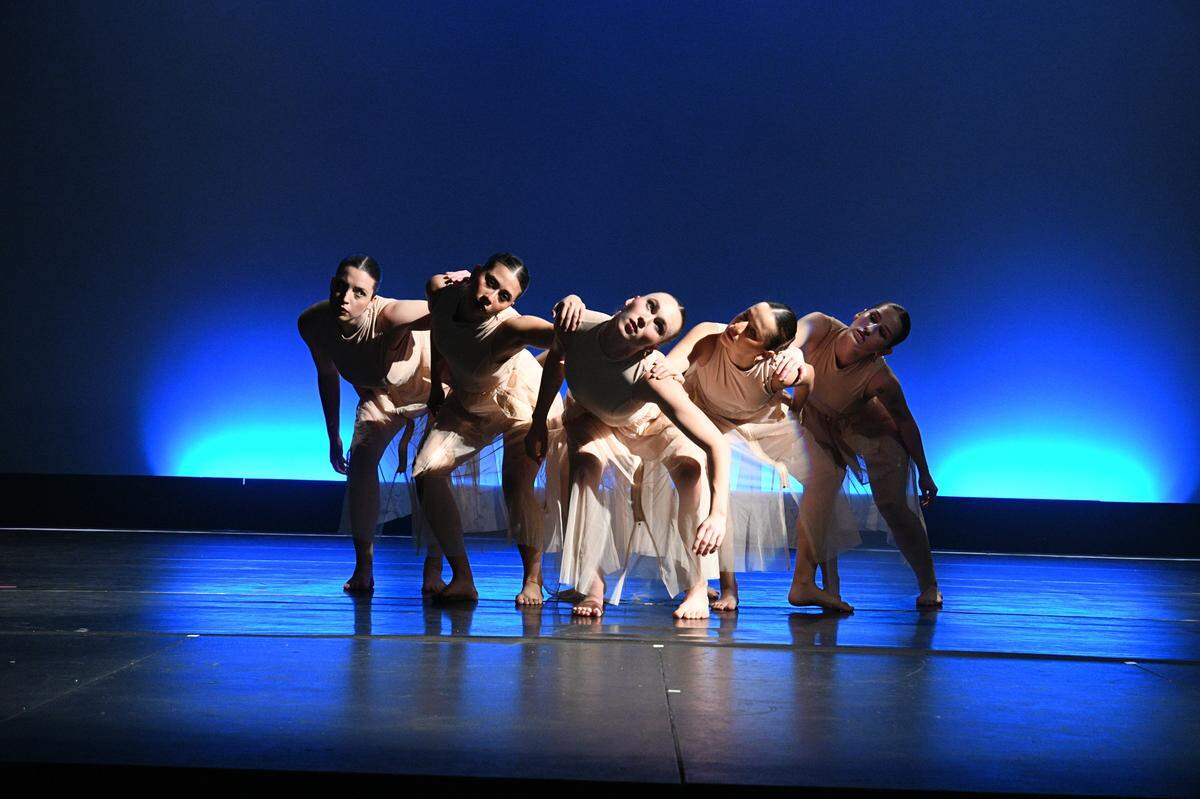 Las bailarinas de STYX The Company en “Fallen Swan”, coreografía de Daniela Cepero.