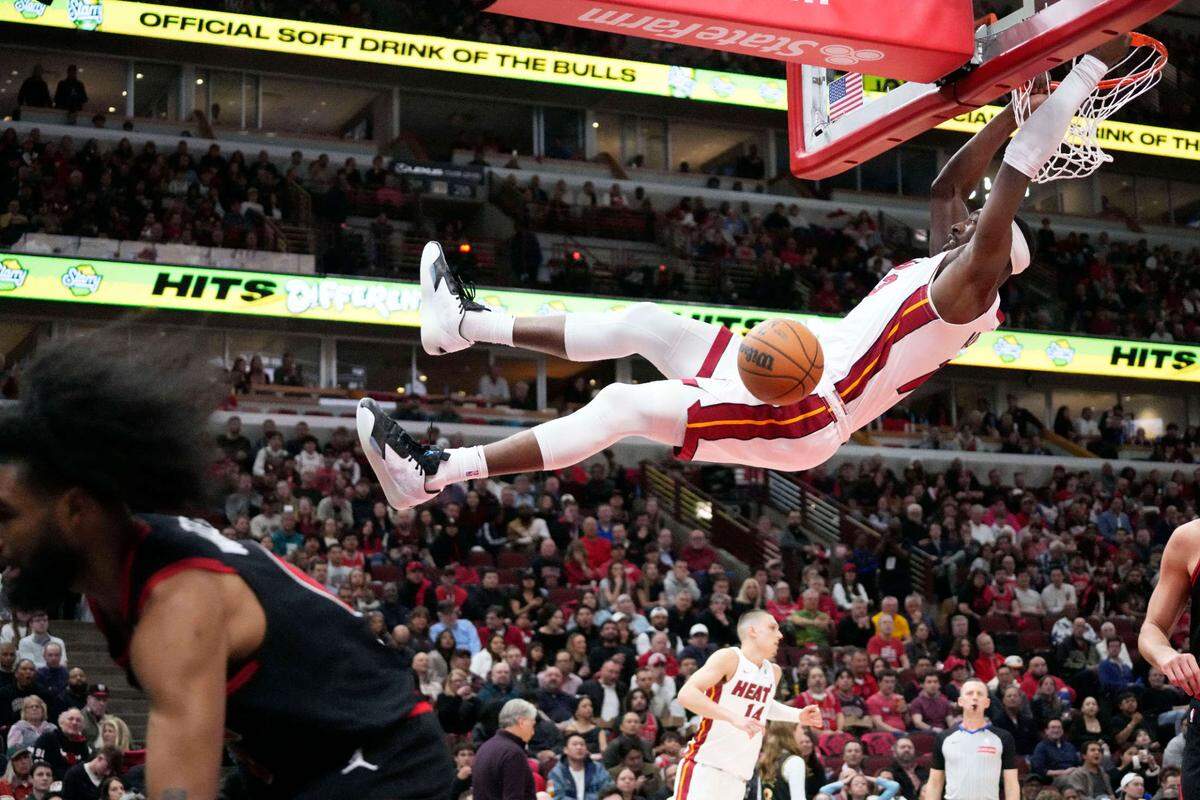 El centro del Heat de Miami Bam Adebayo clava la pelota en el partido del play-in ante los Bulls, celebrado el 16 de abril de 2025 en Chicago.