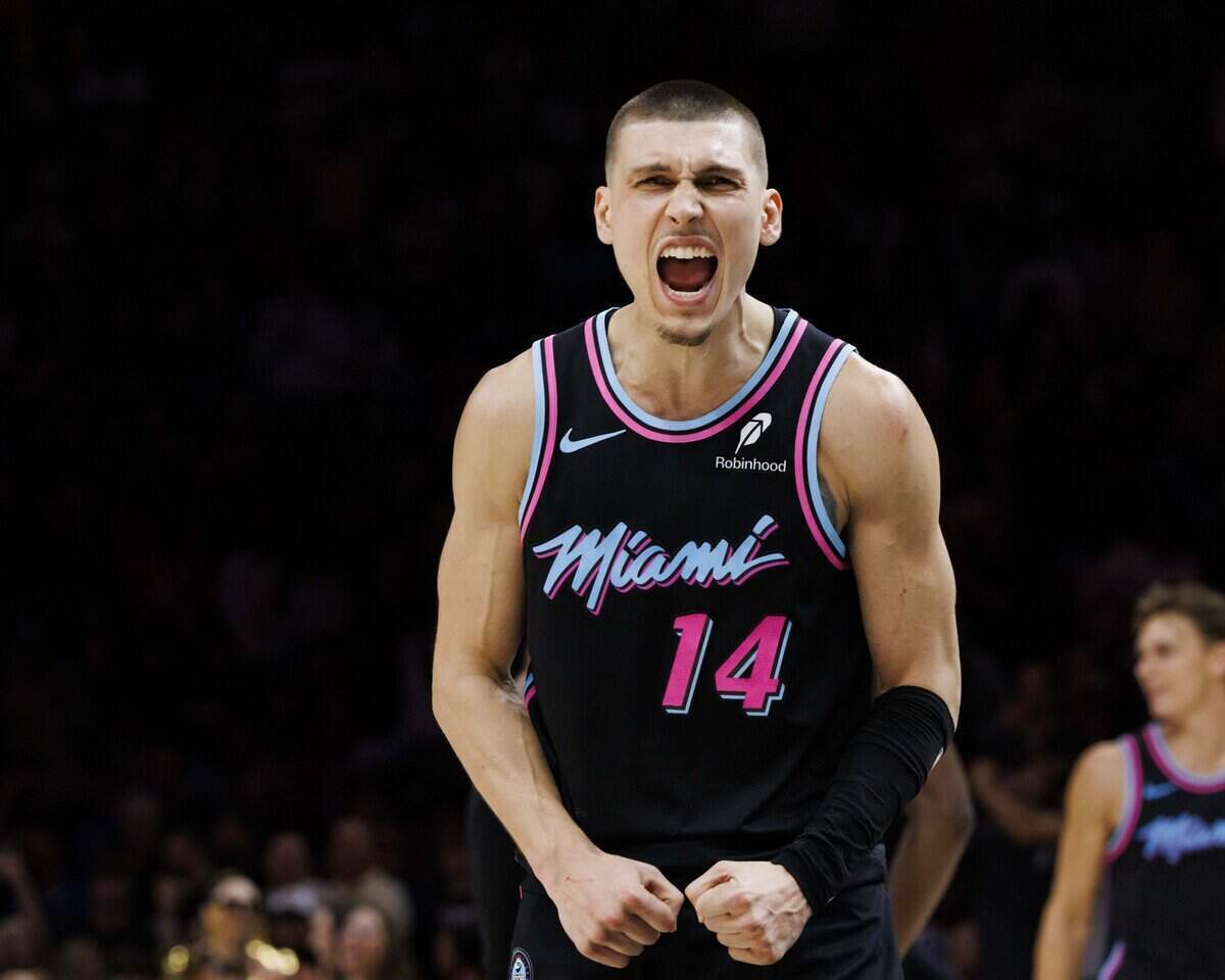 El escolta de los Miami Heat, Tyler Herro, reacciona durante la segunda mitad de un partido contra los Philadelphia 76ers el 30 de marzo de 2026, en el Kaseya Center del downtown de Miami.