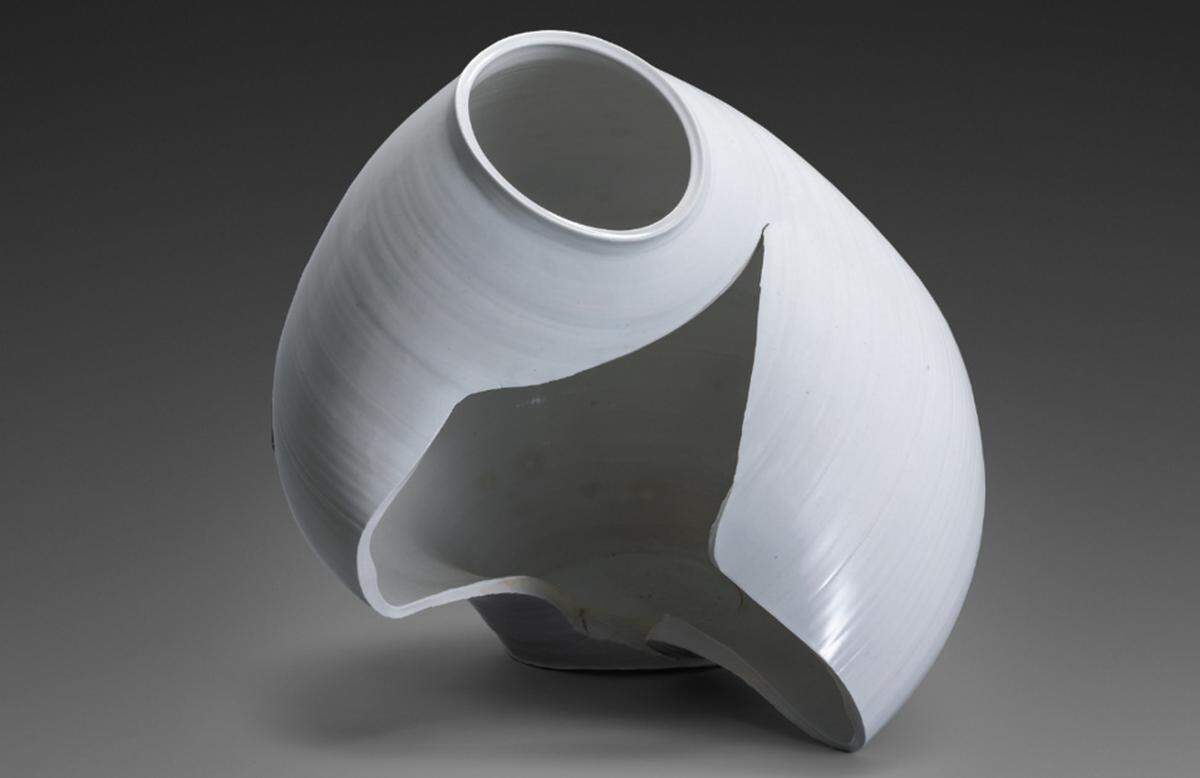 Kondō Takahiro (n. 1958), Vasija grande de porcelana blanca (Hakuji ōtsubo), 2019. Porcelana fundida a torno con esmalte transparente, 20 1/2 × 21 7/8 × 17 3/4 pulgadas. © Kondo Takahiro. Foto: Mugyuda Hyōgo