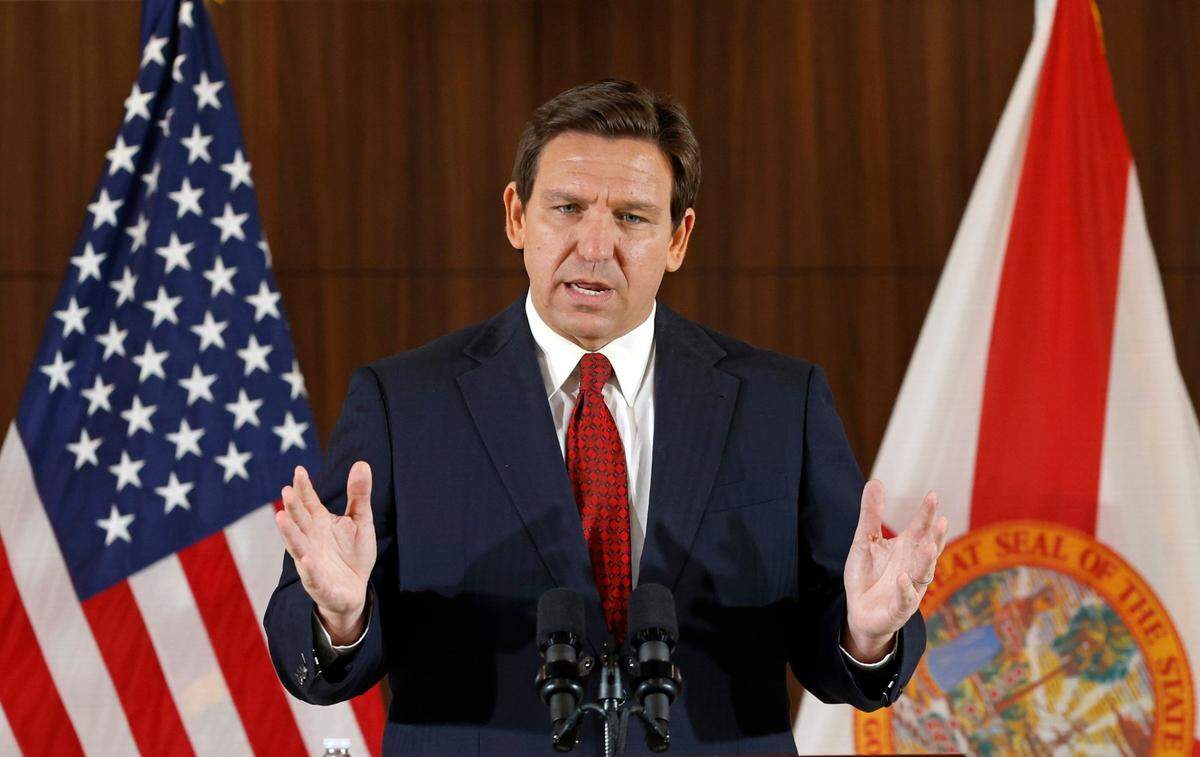 Foto de archivo. El envío de los inmigrantes a la isla de Martha’s Vineyard por orden del gobernador Ron DeSantis causó una viva polémica y motivó demandas judiciales e investigaciones sobre él, el secretario del Departamento de Transporte de Florida, Jared Perdue, y las personas que ayudaron a reclutar inmigrantes en Texas.