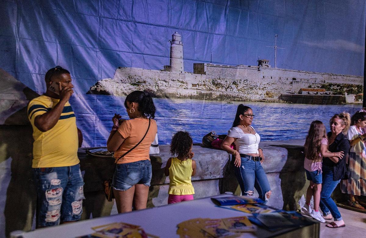 Asistentes junto a una representación de El Malecón de La Habana.