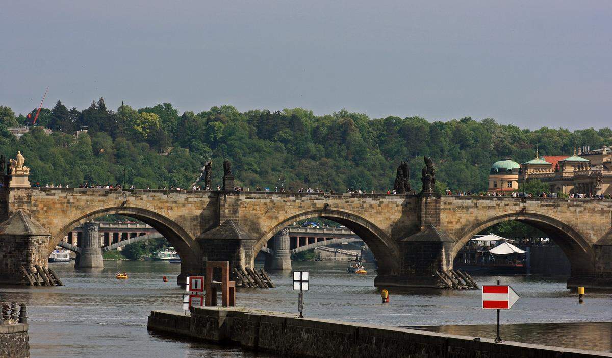 El famoso Puente Carlos visto desde una de las riberas del rio Moldava.