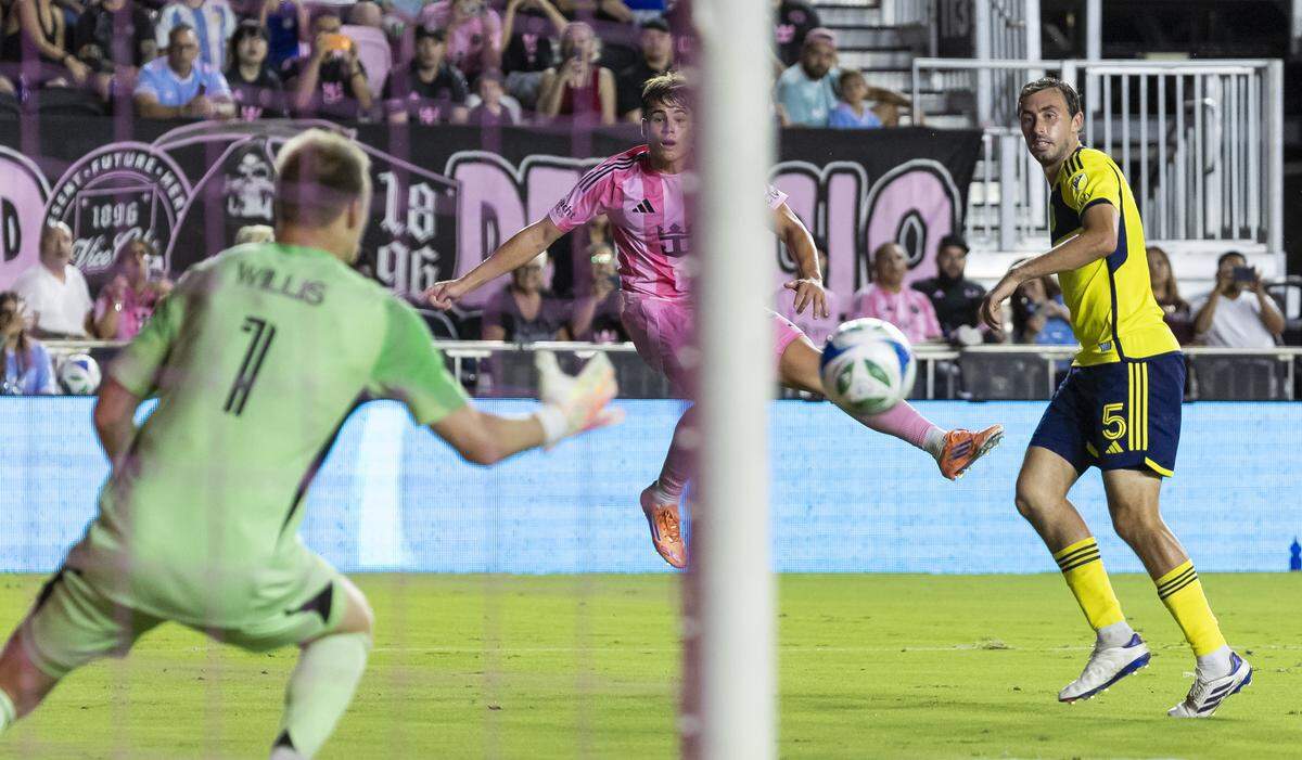 El delantero del Inter Miami Mateo Silvetti dispara a puerta ante el portero de Nashville Joe Willis, en el partido celebrado el 8 de junio de 2025 en el Chase Stadium en Fort Lauderdale, Florida.