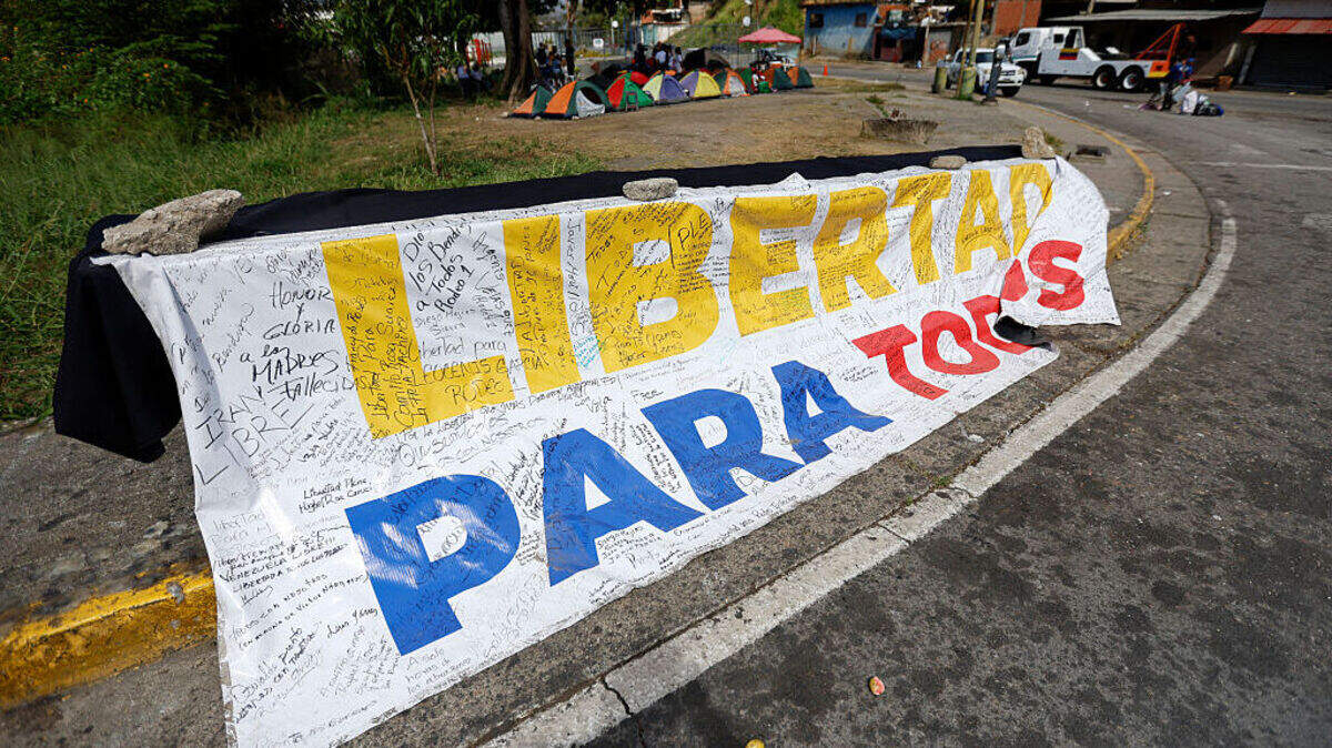 Una pancarta con el lema “Libertad para todos” se exhibe frente a la prisión El Rodeo I, en Guatire, estado Miranda, Venezuela, el 20 de febrero de 2026.