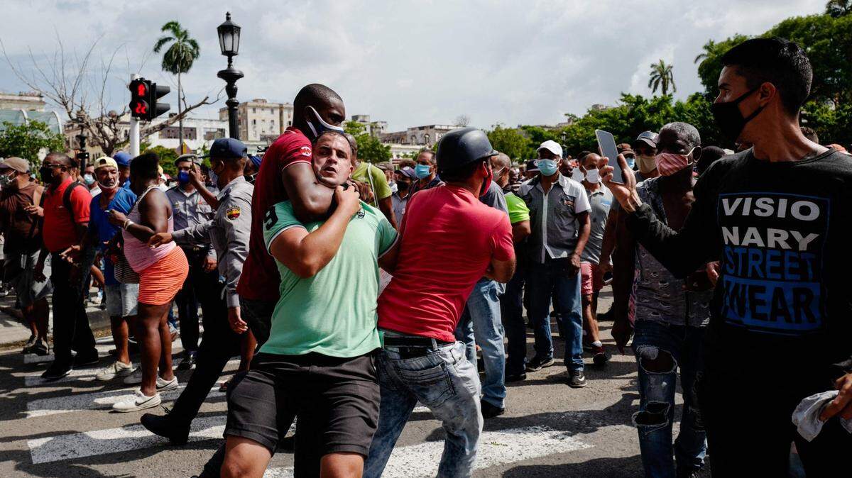 Un hombre es reprimido por policías vestidos de civil durante una manifestación contra el gobierno cubano frente el Capitolio de La Habana, el domingo 11 de julio de 2021.