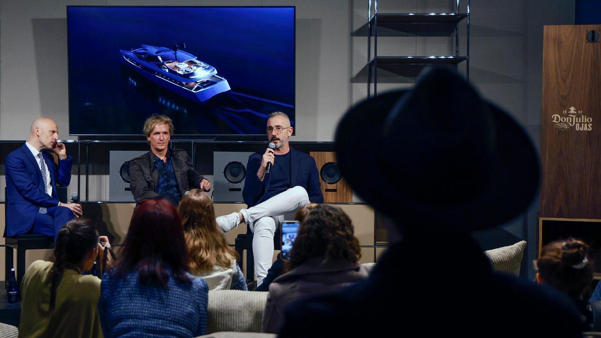 Glenn Adamson, (izq) director curatorial de Design Miami, modera una discusión sobre un prototipo de yate de lujo híbrido que podría revolucionar la industria náutica con el fundador y director ejecutivo de Rossinavi, Yves Behar, y el director de operaciones, Frederico Rossi, en Design Miami en Miami Beach, Florida, el martes 3 de diciembre de 2024.