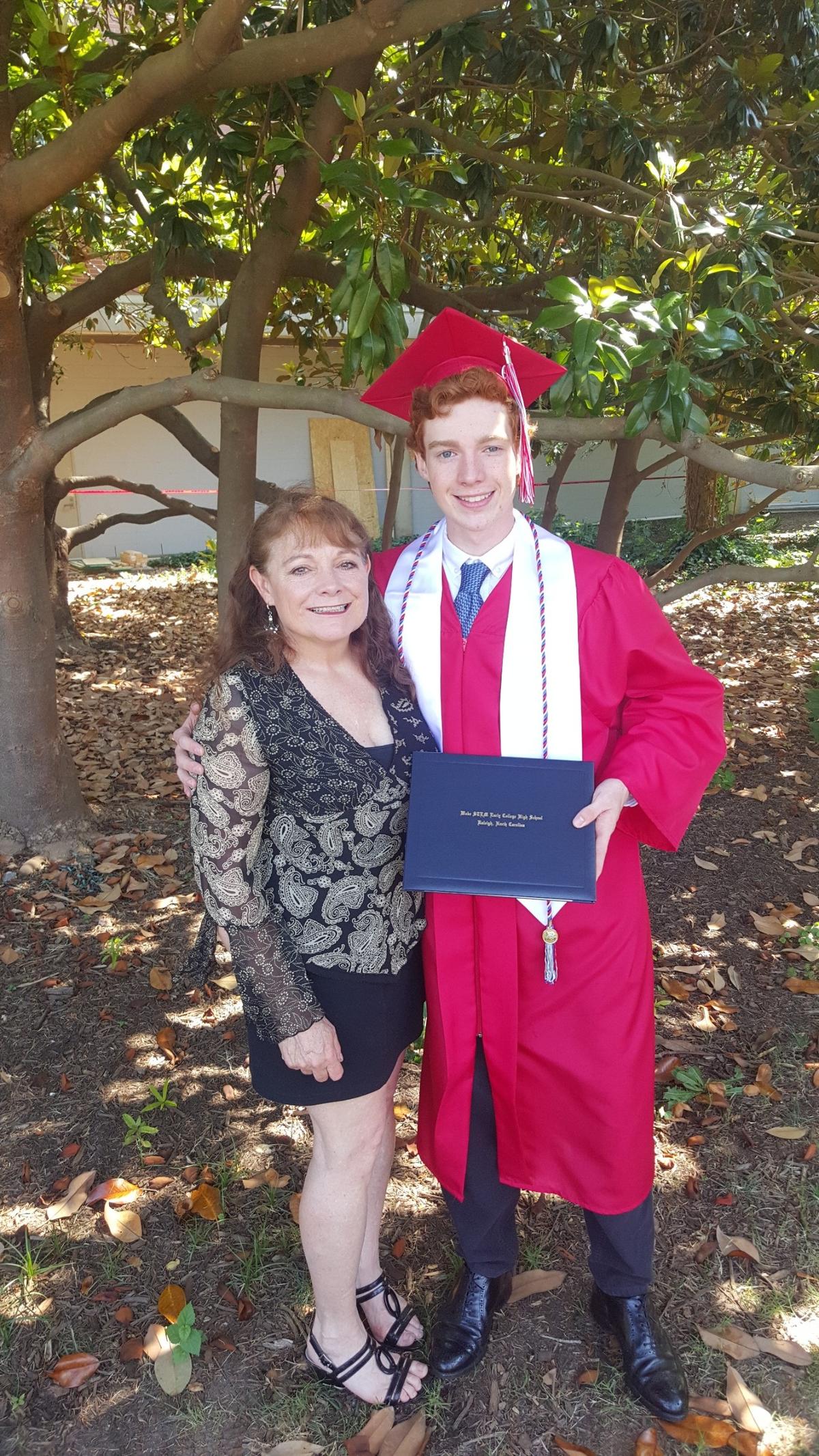Tyler Gilreath y su madre, Tamra Demello, posan después de su graduación de la escuela secundaria en mayo de 2019.