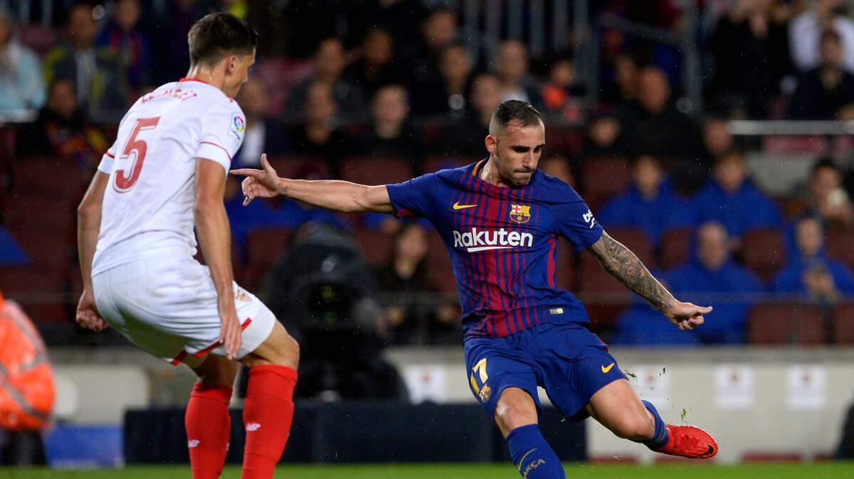 El delantero barcelonista Paco Alcácer (der.) podría convertirse este martes en nuevo jugador del Borussia Dortmund, después de que este lunes ha viajado a Alemania para someterse a una revisión médica.