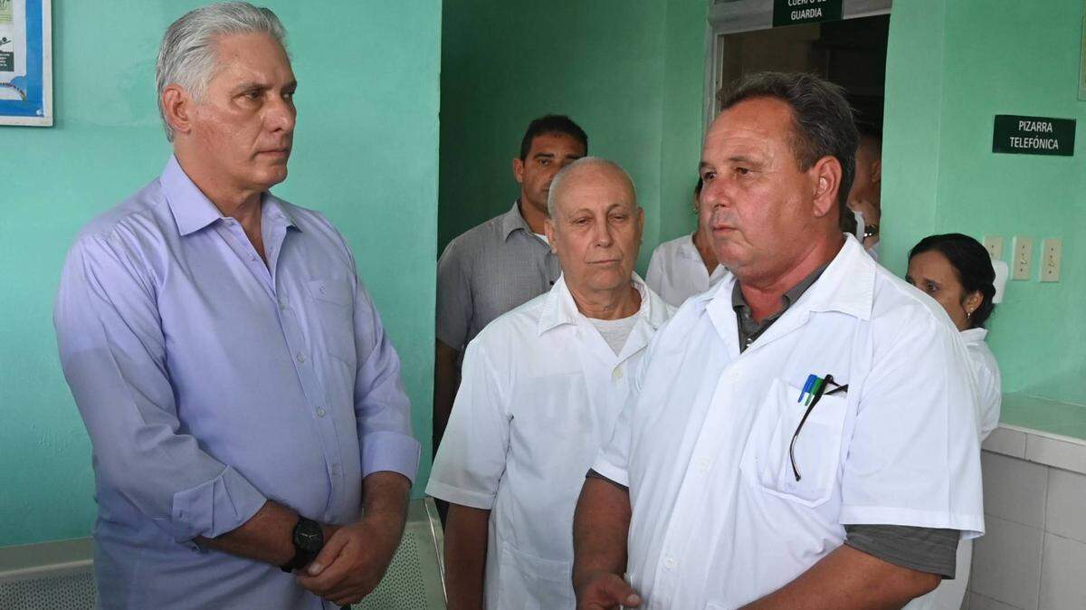La escasez de alimentos fue reconocida por el gobierno cubano como una de las causas del aumento de recién nacidos con bajo peso. En la imagen, el gobernante Miguel Díaz-Canel visita un centro de salud en Yaguajay, Sancti Spíritus.