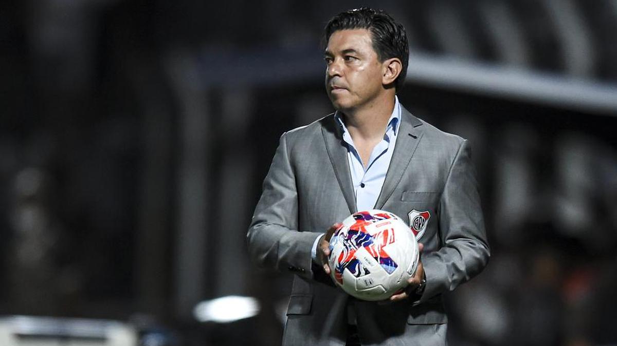 Marcelo Gallardo entrenador de River Plate controla el balón durante un partido entre Platense y River Plate como parte del Torneo Liga Profesional 2021 en el Estadio Ciudad de Vicente López el 20 de noviembre de 2021 en Vicente López, Argentina. (Foto de Marcelo Endelli / Getty Images)