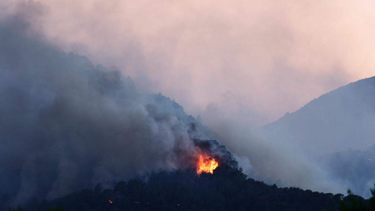 Un incendio de gran magnitud en el pueblo de Paüls, cerca del Parc Natural dels Ports, donde los bomberos trabajan con varias unidades aéreas, incluidos helicópteros y aviones cisterna, en Paüls, España, el 7 de julio de 2025.