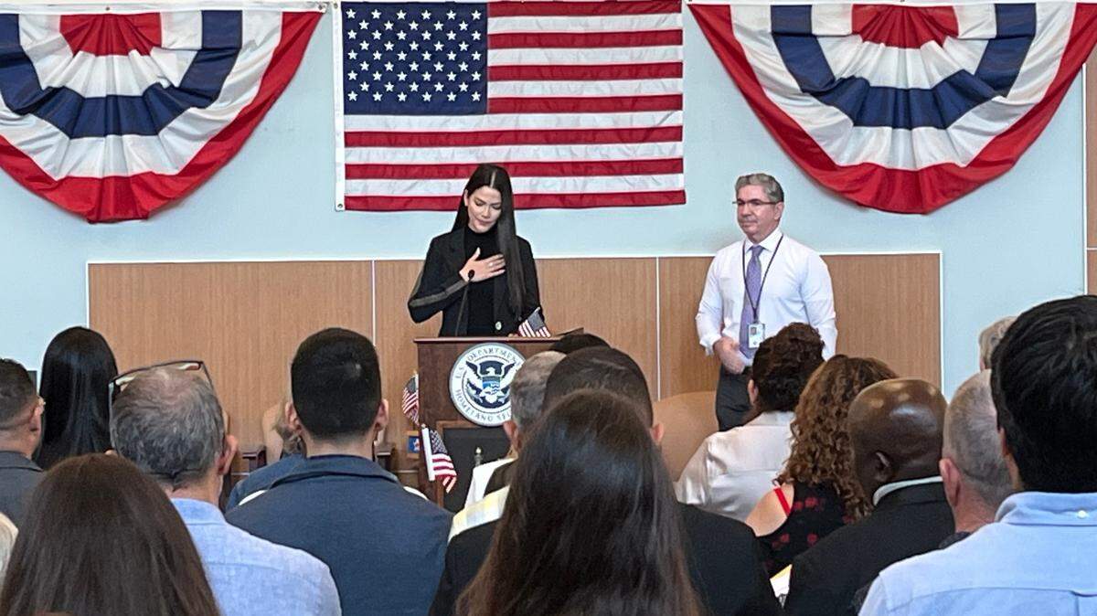 La presentadora de Univision, Ana Patricia Gámez, en la ceremonia de naturalización en Miami para la ciudadanía de EEUU.