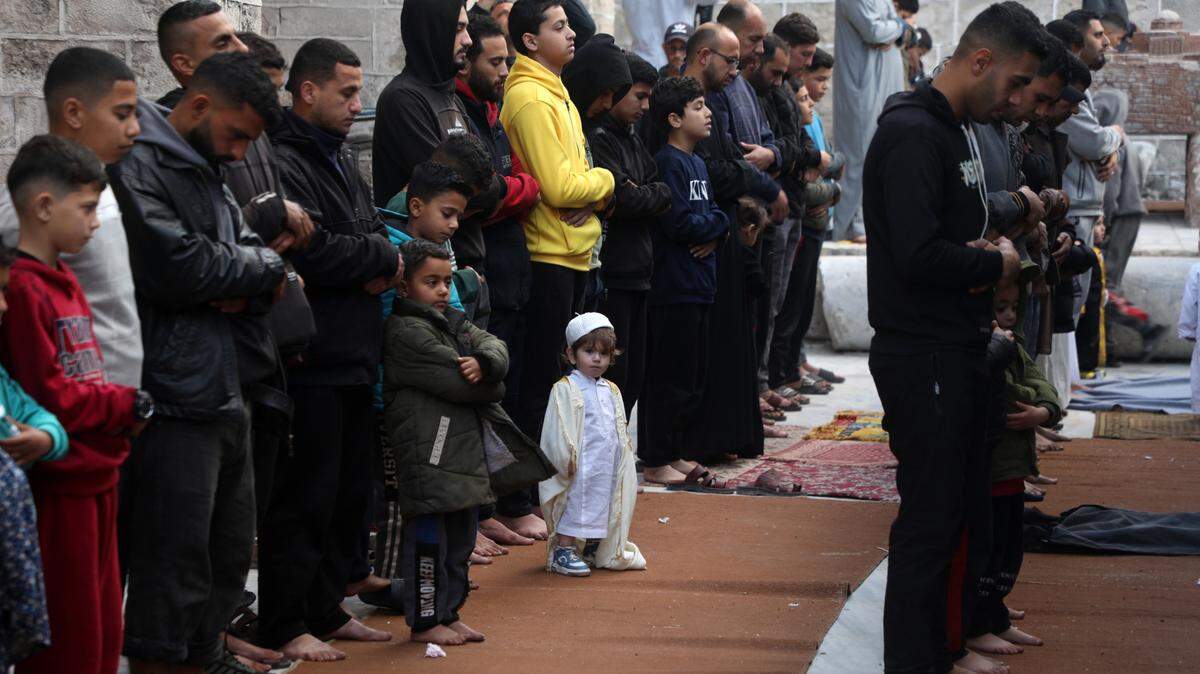Palestinos celebran con oracione el Aid al Fitr, la fiesta musulmana que marca el fin del mes de ayuno del ramadán, cerca de una mezquita destruida por los bombardeos israelíes, en Ciudad Gaza, domingo 30 de marzo de 2025.
