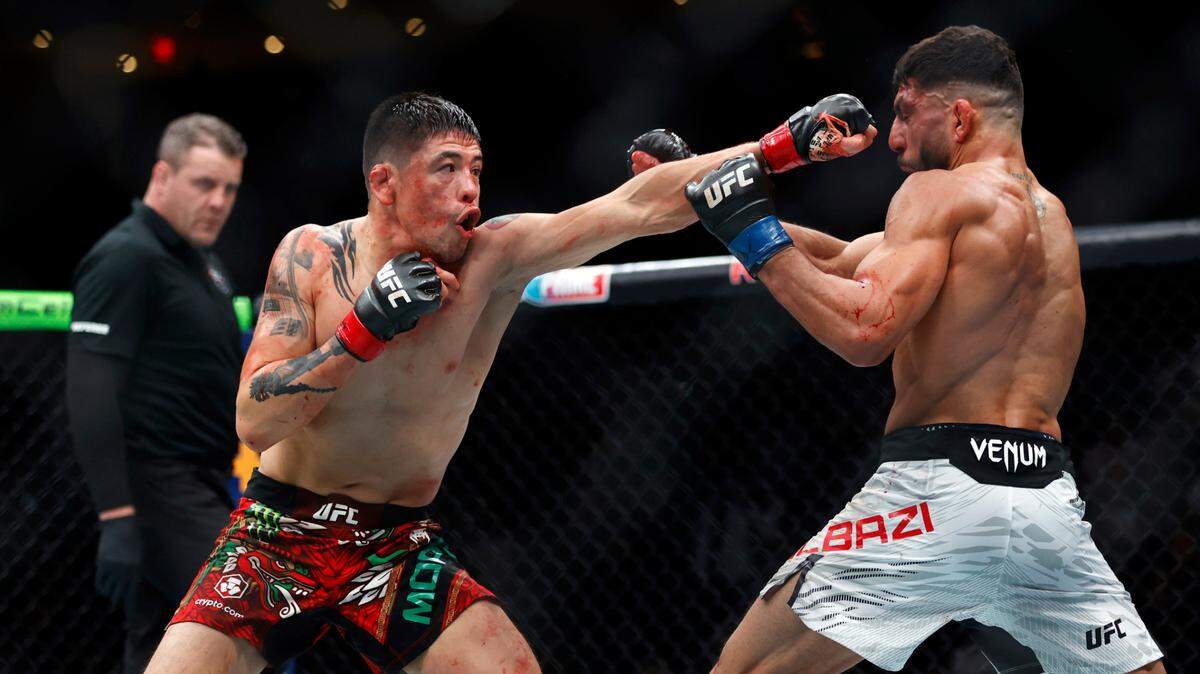 Brandon Moreno (izq.) derrotó por decisión unánime a Amir Albazi en el evento de la UFC celebrado el sábado en Edmonton, Canadá. 