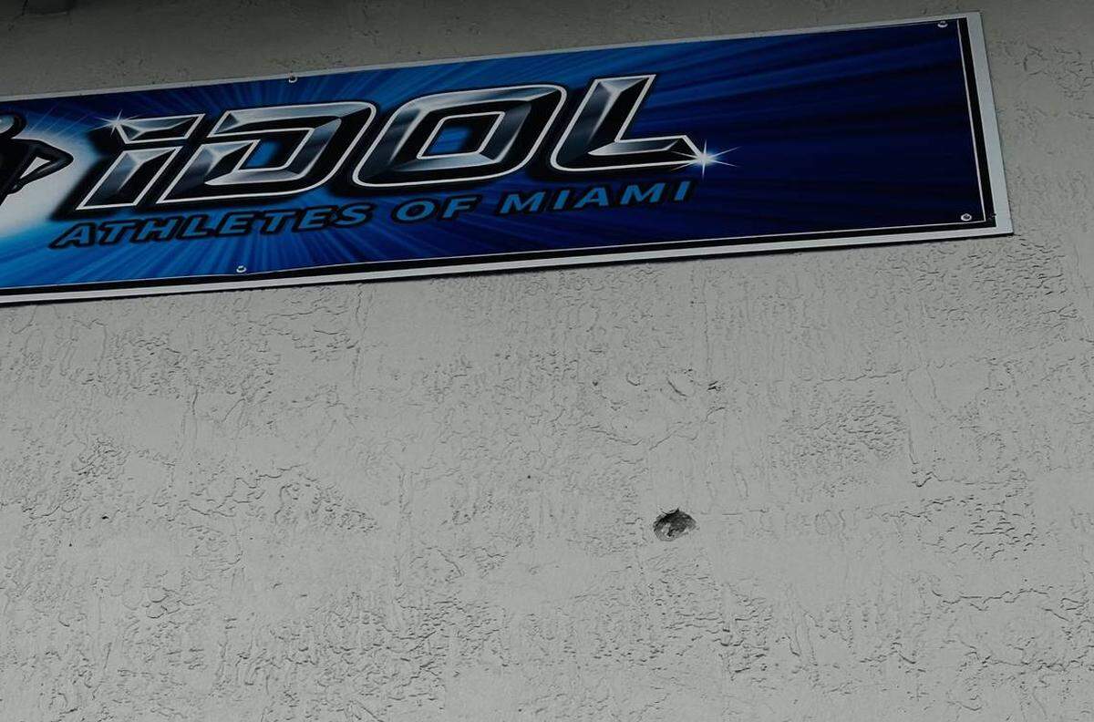 Se puede observar ver un agujero de bala justo debajo del cartel de Idol Cheer, un campamento de entrenamiento de porristas cerca de donde ocurrió el tiroteo. – Karen Baez-Wallis