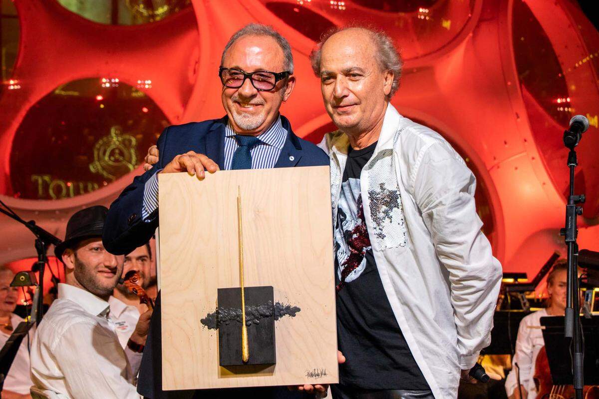 Recientemente el maestro Eduardo Marturet entregó La Batuta de Oro al productor Emilio Estefan por su colaboración con la MISO.