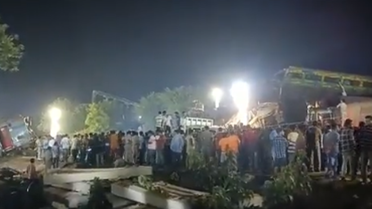 Dos trenes de pasajeros se descarrilaron el viernes en la India, provocando la muerte de más de 200 personas y dejando a cientos más atrapadas dentro de más de una docena de vagones dañados, indicaron funcionarios.