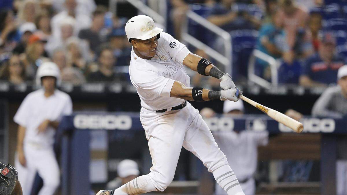 El tercera base de los Marlins Starlin Castro batea un doble en el sexto inning del partido ante los Filis, celebrado el 25 de agosto de 2019 en Miami.