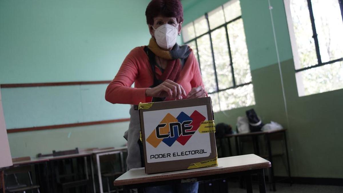 Una mujer vota en un centro de votación durante las elecciones regionales de Venezuela el 21 de noviembre de 2021 en Caracas, Venezuela. Los venezolanos eligen gobernadores estatales, alcaldes y concejales municipales mientras la oposición pone fin al boicot desde 2017. Más de 130 representantes de la UE supervisan las elecciones.