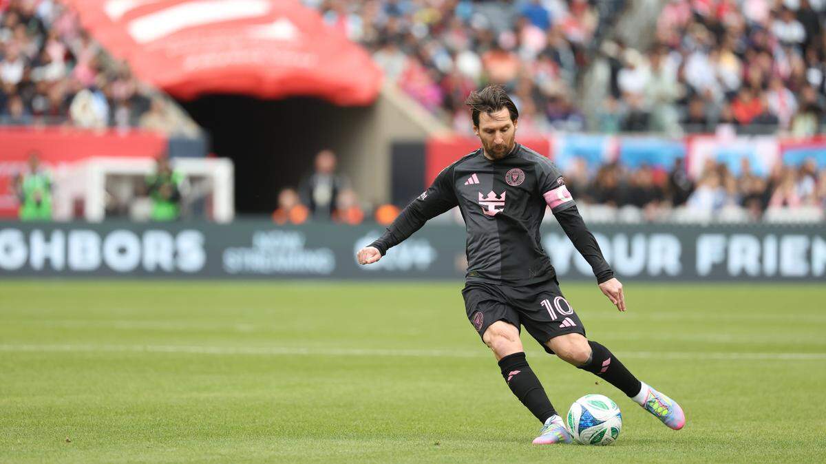 El delantero del Inter Miami Lionel Messi patea un tiro libre en el partido contra el Chicago Fire, celebrado el 13 de abril de 2025 en el Soldier Field de Chicago.