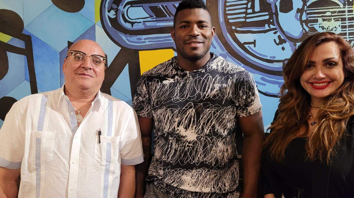 YASIEL PUIG junto a sus agentes de Leona Sports Lisette Carnec y Carlos Pérez.