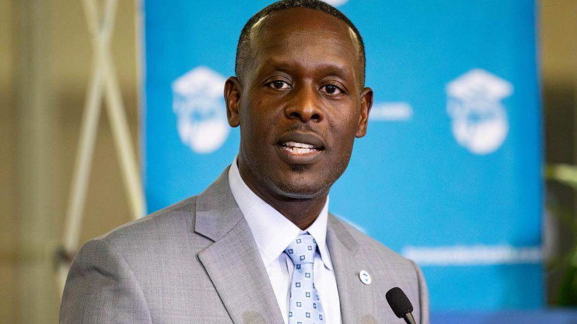 El Dr. Howard Hepburn, superintendente de las Escuelas Públicas del Condado Broward, habla en una conferencia de prensa sobre el primer día de clases en el Atlantic Technical College, el lunes 12 de agosto de 2024 en Fort Lauderdale, Florida.