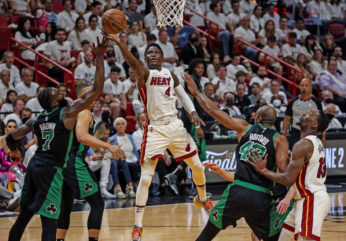 El jugador del Heat Victor Oladipo (4) tira al aro ante la marca de Jaylen Brown (7), de los Celtics de Boston, en el quinto partido de la Final de la Conferencia Este, celebrado el 25 de mayo de 2022 en Miami.