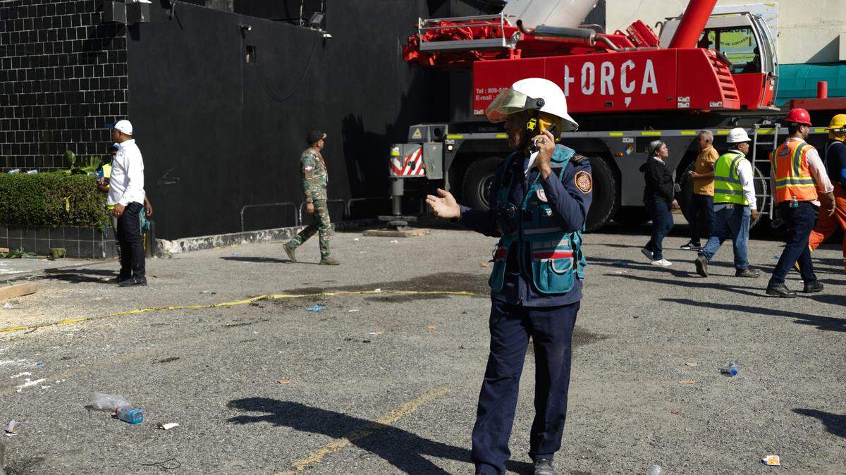  Socorristas trabajan en el lugar del derrumbe del techo de una discoteca en Santo Domingo, República Dominicana, el 8 de abril de 2025.