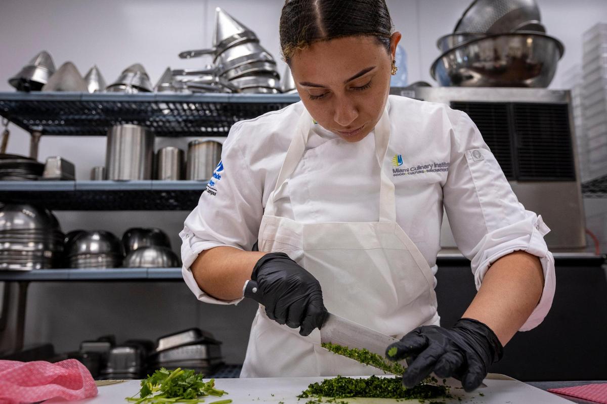 Paula Mijares, estudiante del Miami Culinary Institute en el séptimo piso, donde se preparan las comidas para la cafetería y el restaurante Tuyo del MDC.
